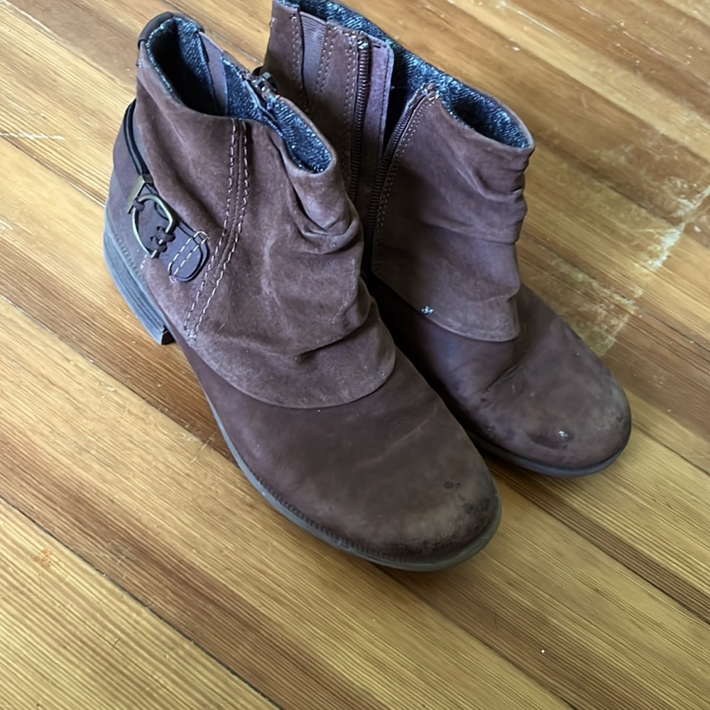 Earth Origins brown size 9 boots